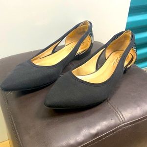 Great flats for work or casual wear. Only worn once. Excellent condition!